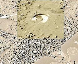 Ученые отыскали на Марсе кучу странных предметов (фото)