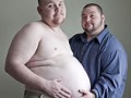 Второй в мире беременный мужчина должен скоро родить