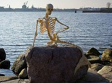 Вместо бронзовой Русалочки в Копенгагене выставили её скелет
