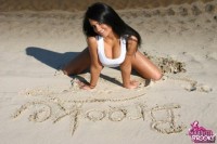 Пышногрудая девушка на пляже (фото)