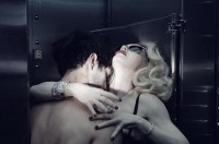 Мадонна снялась в откровенных позах, рекламируя очки (фото)