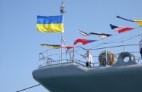 Янукович в Севастополе проводит обход военных кораблей 