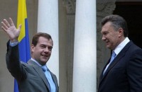 Янукович встретил Медведева на фоне перевернутого флага 