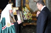 Патриарх Кирилл вручил Януковичу церковный орден на 60-летие
