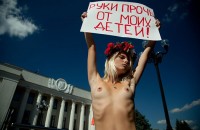 Активистки FEMEN разденутся ради порноактрисы 
