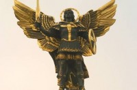 Над Софией Киевской установили скульптуру архангела Михаила 
