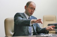 Яценюк предложил депутатам запретить закрытие украинских школ 