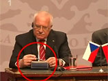 Президент Чехии на встрече с чилийским коллегой украл ручку для подписания договоров