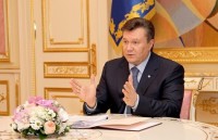 Янукович заверил Туска, что продолжает курс на евроинтеграцию 
