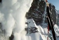 Экстремал вызвал снежную лавину и снял на видео, как спасался от неё (видео)