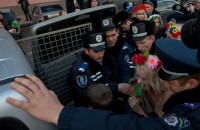 На марше протеста у Верховной Рады задержали девушек из Femen 