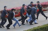 В Беларуси за аплодисменты оштрафовали однорукого человека