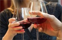 Ученые рекомендуют женщинам пить мало, но часто 