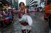 Властям Таиланда предложили взорвать дороги для оттока воды из Бангкока 