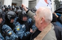 Участники акции протеста отправились к администрации Януковича 