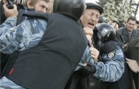 Донецке чернобыльцы стали на колени перед охраной Донецкой облгосадминистрации.