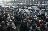В Донецке чернобыльцы с гробом перекрыли движение транспорта 