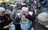Чернобыльцы вновь митингуют под окнами Азарова 
