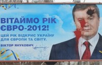 В Киеве неизвестные забросали краской билборд с поздравлением Януковича 