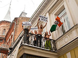 FEMEN закончили в милиции попытку голого штурма резиденции индийского посла