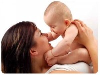 Родители могут заразить кариесом при поцелуе даже младенца
