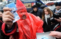Арестованный за раздачу презервативов с портретом Януковича объявил голодовку 