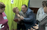 На избирательном участке в Обухове на депутата Геращенко накинулся регионал Мельник 