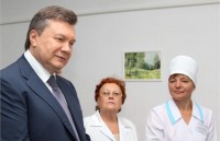 Янукович: Медицина должна идти впереди, как дым от паровоза 