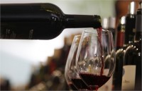 Американские ученые уточнили полезные свойства красного вина 