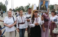 В Запорожье организатор митинга против языкового закона приковал себя к перилам 