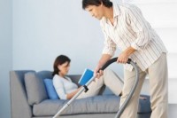 Должен ли муж помогать жене по дому