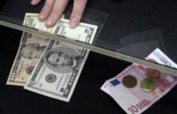 Курс доллара на межбанке продолжил снижение 