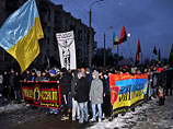 В Запорожье несколько сотен фанатов маршировали в поддержку семьи Павличенко