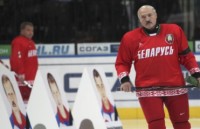 Лукашенко пообещал отдать президентское кресло тому, кто обгонит его на коньках и лыжах 