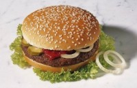 Один съеденный гамбургер сокращает продолжительность жизни на полчаса