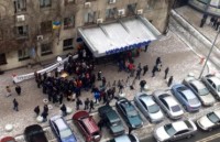 Недовольные состоянием столичных дорог автомобилисты пикетируют здание Укравтодора 