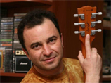 Виктор Павлик продает невероятно редкостную гитару, чтобы отправиться в США на гастроли
