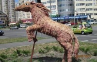 В Киеве появились скульптуры белки из Ледникового периода и лошади 