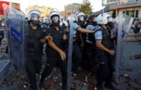 Турецкая полиция разогнала свадебную процессию на площади Таксим 