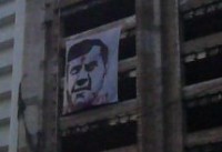 В Киеве повесили огромное изображение Януковича с красной точкой на лбу 
