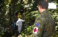 В джунглях Папуа-Новой Гвинеи неизвестные с копьями и мачете напали на туристов, есть убитые 