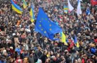 Огромная колонна участников Евромайдана прибыла к зданию парламента 