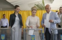 Тимошенко вместе с мужем и дочерью проголосовала в Днепропетровске 