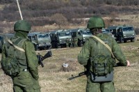 В Крыму военную колонну забросали бутылками и камнями